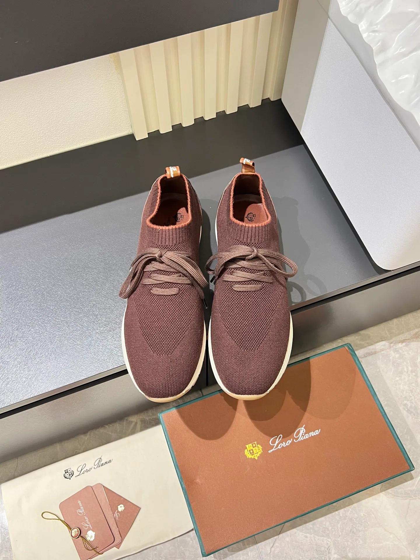 Men's Men's Shoes 💰p380 Loro Men's Shoes 💰piana/Noyo Piana 360 L Men's Shoes 💰p Flexy Walk Men's Sports Shoes These sports shoes are made of knitted wool uppers, and the heel is wrapped in smooth calf leather. Merino sheep are selected from Australia and New Zealand. The upper is machine-woven like a sweater, and then equipped with a white rubber outsole and a Kummel-colored sole. It is both beautiful and non-slip. The fabric is 100% cashmere and the insole is calf leather. It is super comfortable on the feet! Comes with full original packaging! Multiple colors available! Size: 38-44 (45 customized)